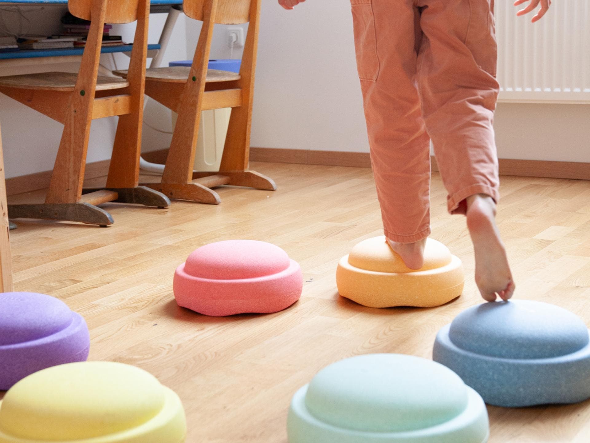 Kind läuft über Stapelstein-Parcours. Kind läuft über Stapelstein-Parcours.