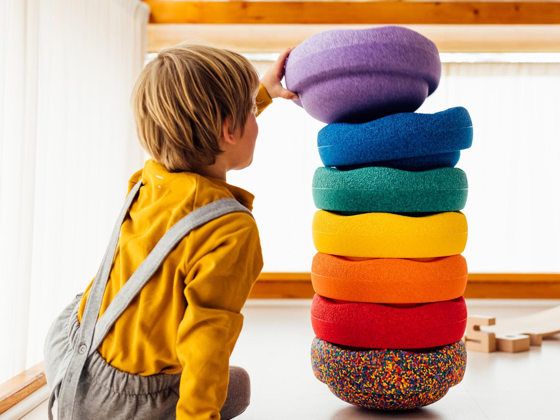 Kind legt Stapelsteine aufeinander. Kind legt Stapelsteine aufeinander.