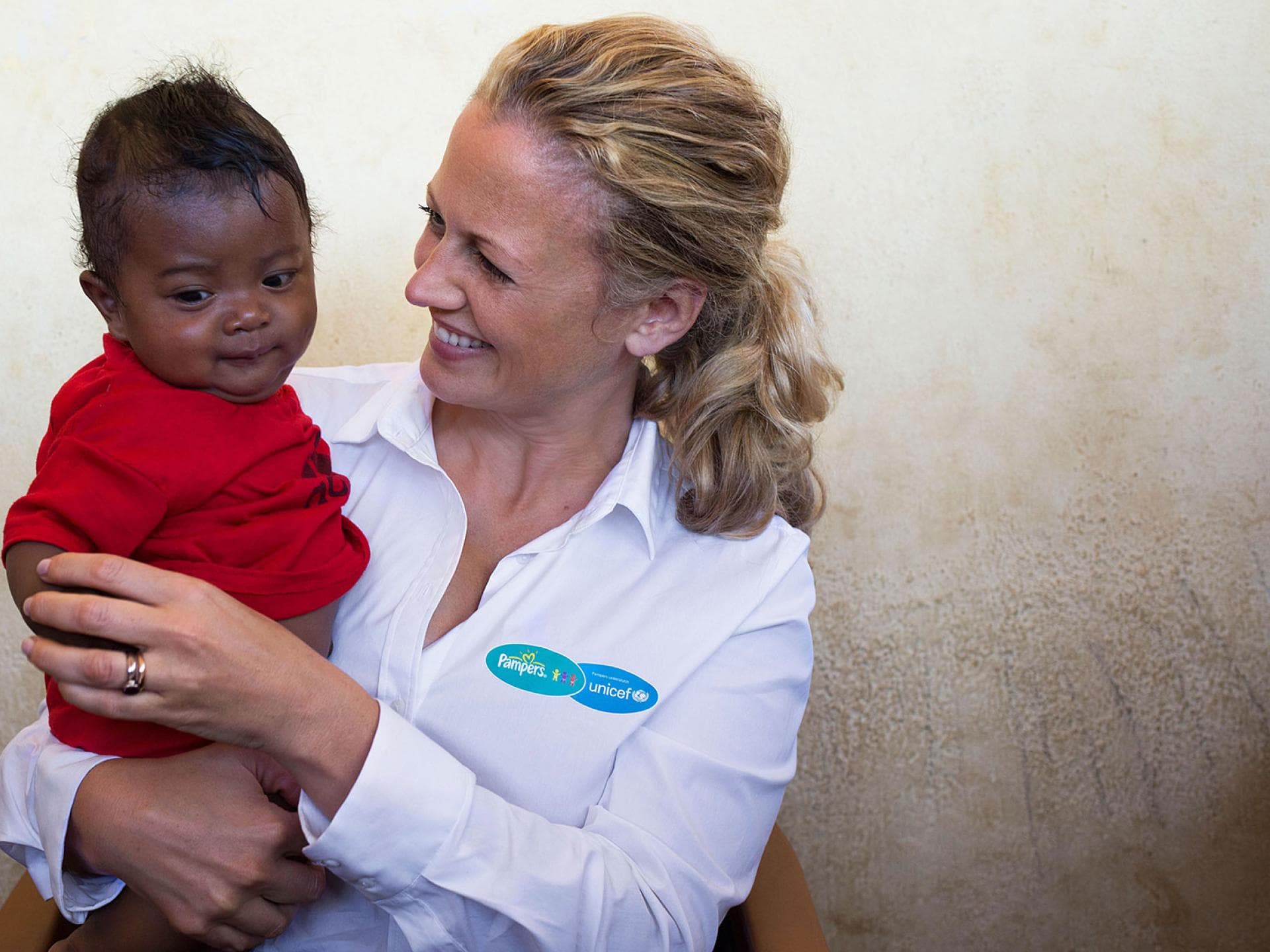 Barbara Schöneberger hält ihren Sohn und ihre Tochter aus der Öffentlichkeit raus, sogar ihre Namen sind geheim. Das Foto ist im Rahmen ihrer Tätigkeit als Botschafterin für die Aktion "1 Packung = 1 lebensrettende Impfdosis" von Pampers für UNICEF entstanden.