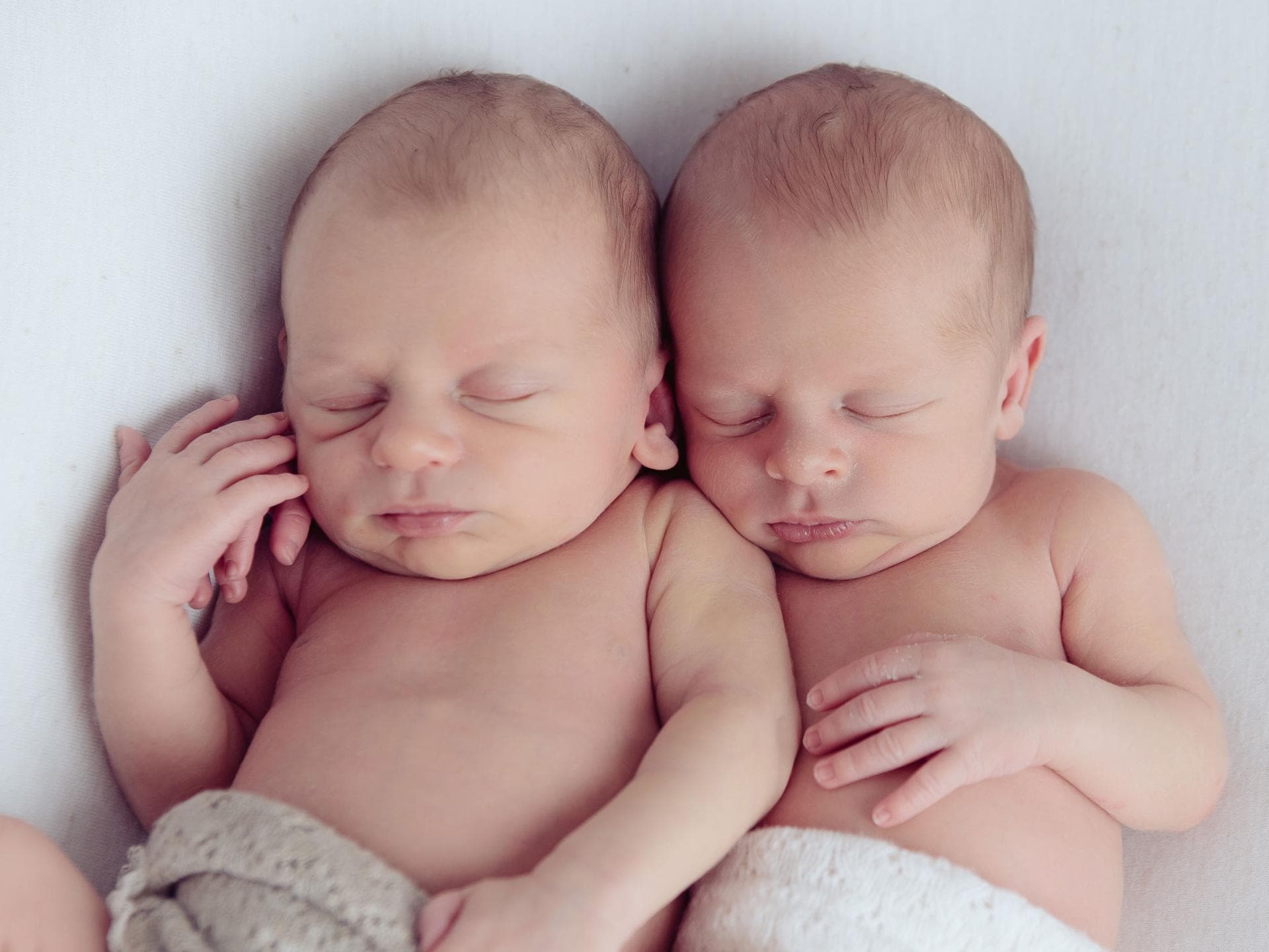 Schneller als die Anästhesisten: Hanno und Klaas kamen, noch bevor die PDA gesetzt werden konnte. Ihr erstes Fotoshooting verschliefen die Zwillingsbrüder allerdings.