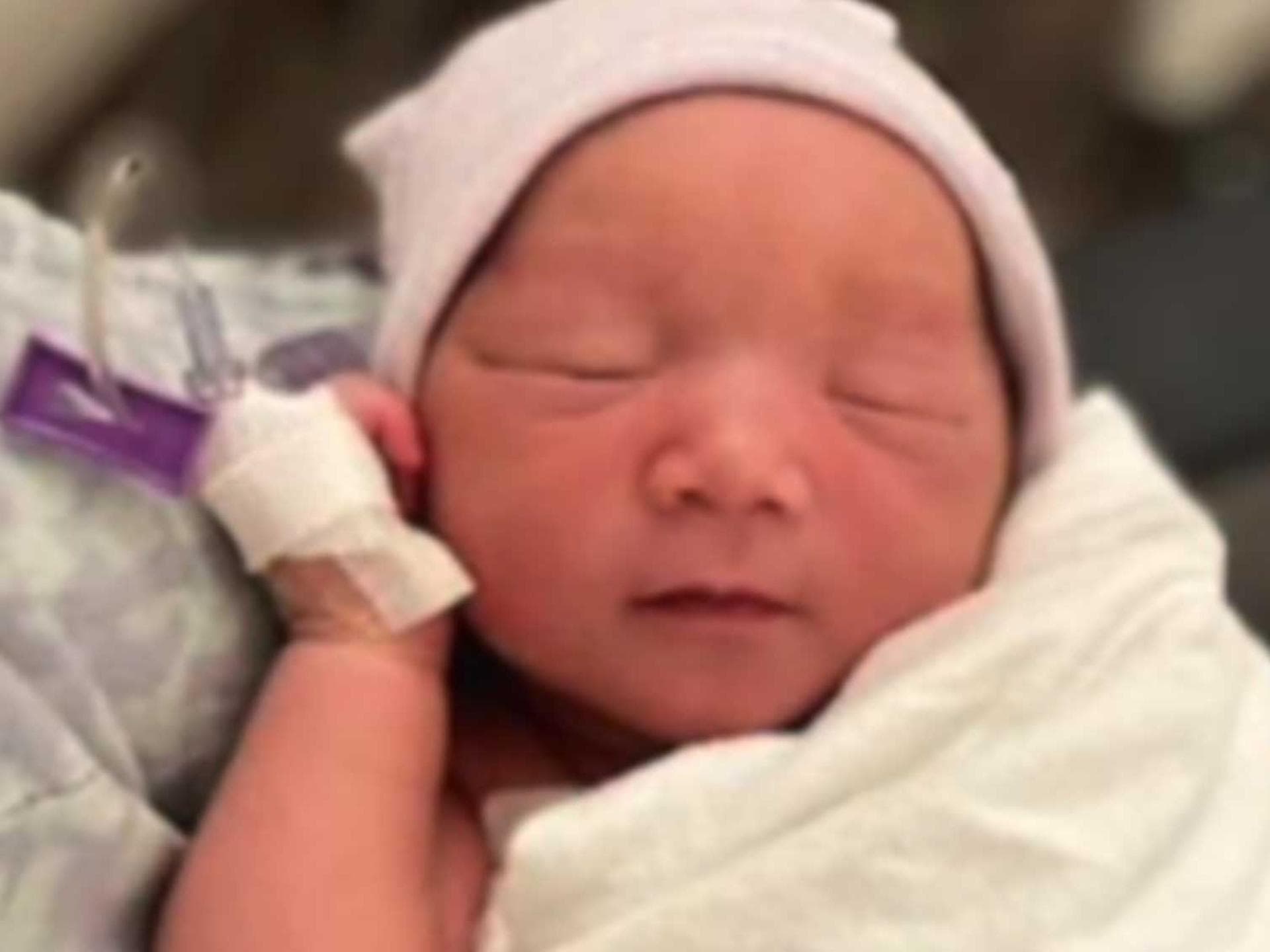 Die kleine Sky erlebt eine wirklich besondere Geburt: auf einer Flugzeug-Toilette.