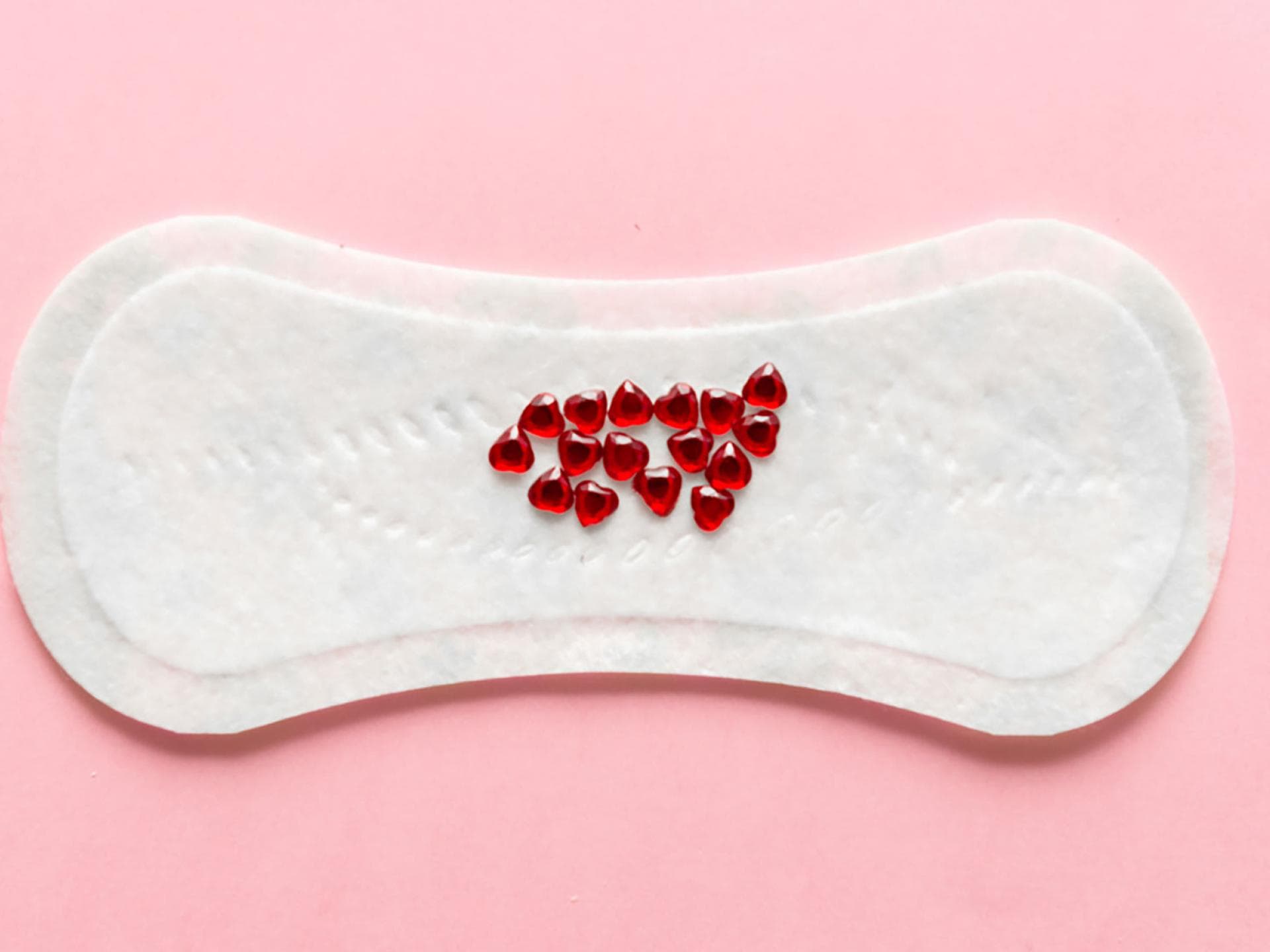 Die sogenannte Zeichnungsblutung ist eine vaginale Blutung und fällt meist schwächer als die Periode aus.