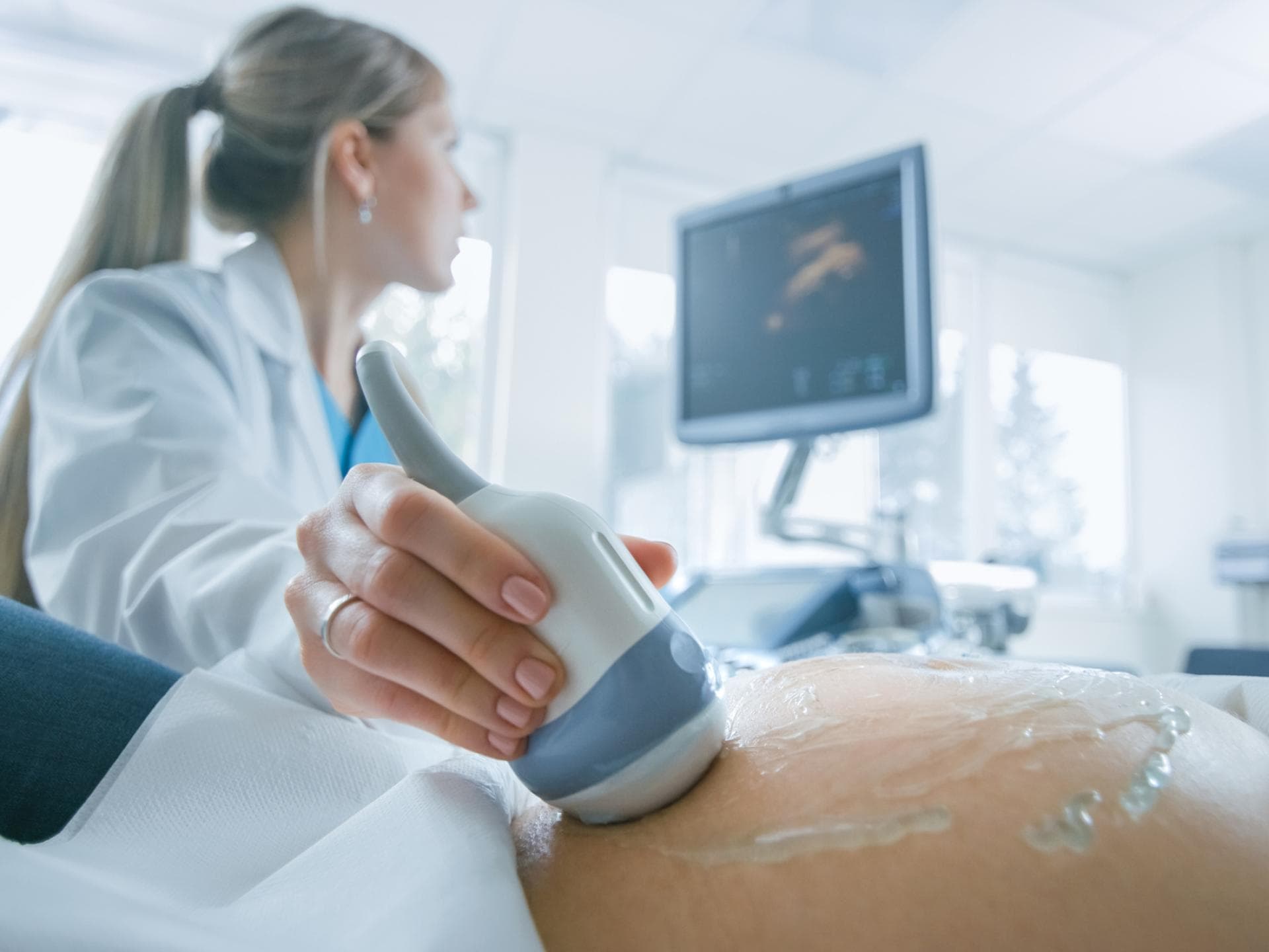 Beim Doppler-Ultraschall kann der Arzt ein Notching oder Notch begutachten. Eine Schwangere beim Ultraschall