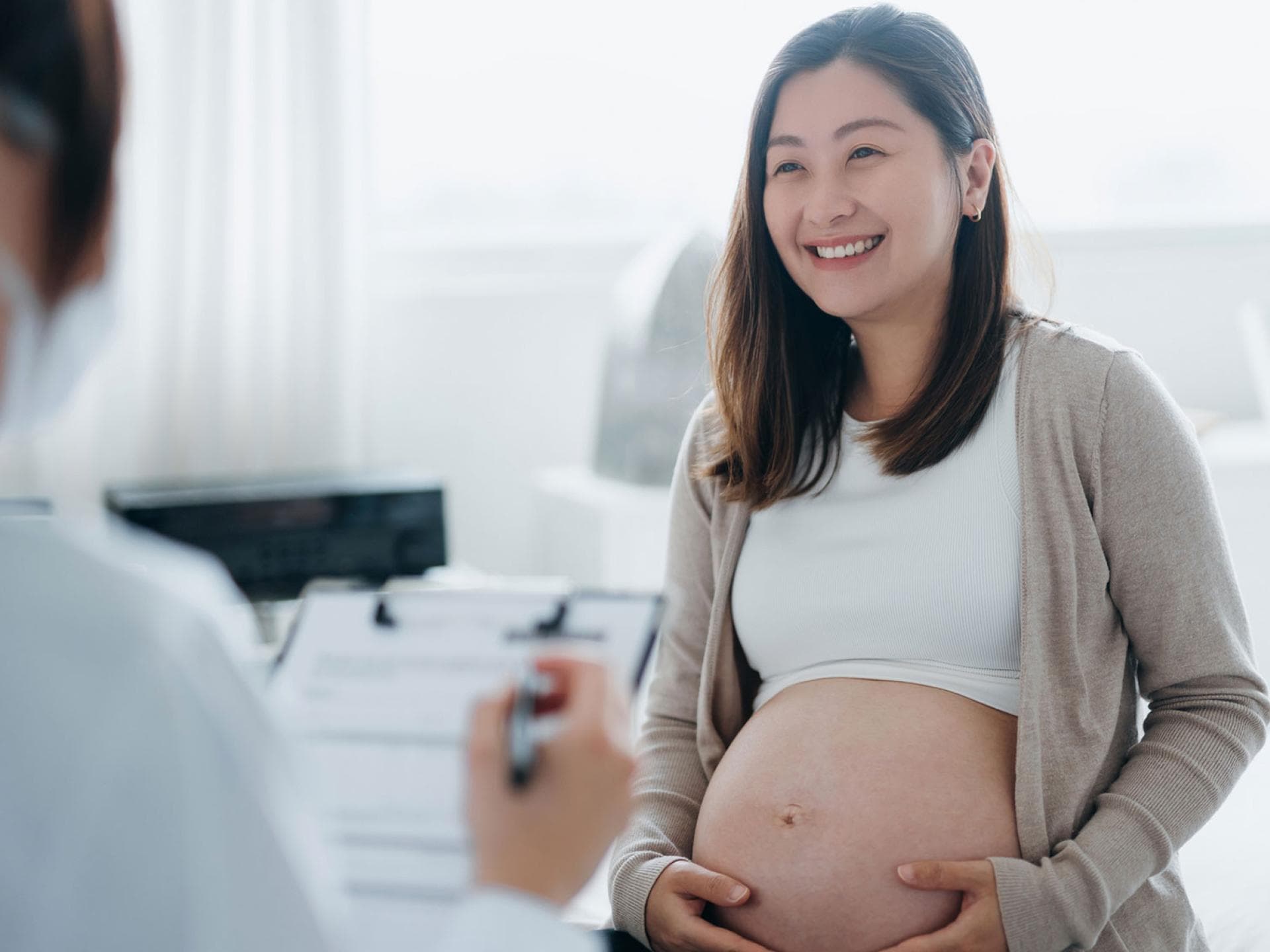 Für den Harmony-Test wird der schwangeren Frau lediglich Blut abgenommen. Nach der Analyse erklärt ihr der Frauenarzt die Ergebnisse.